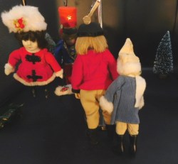 lot 11 4 porc dolls d